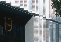 Atelier Lindbergstraße Feuerverzinkte Lamellen-Fassade aus Blechprofilen