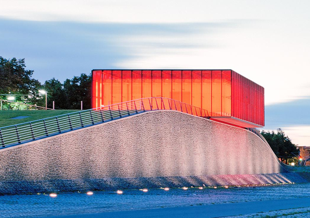 Feuerverzinkte Fassade aus Gitterrosten Hochwasserpumpwerk der Stadt Köln