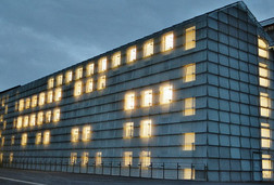 Hofspange der Jahrhunderthalle in Bochum Feuerverzinkte Fassade aus Streckmetall Jahrhunderthalle Bochum