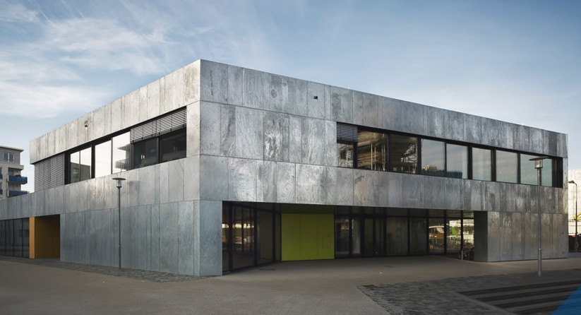 Feuerverzinkte Fassade der Grundschule am Wasserturm in Karlsruhe